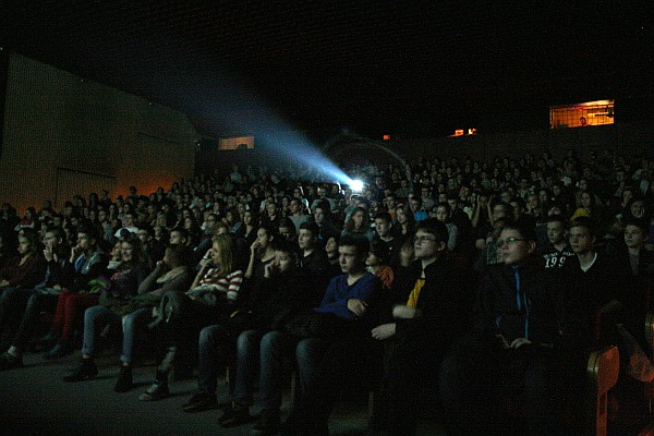 Študenti bratislavských škôl počas premietania filmu o totalitných zločinoch.